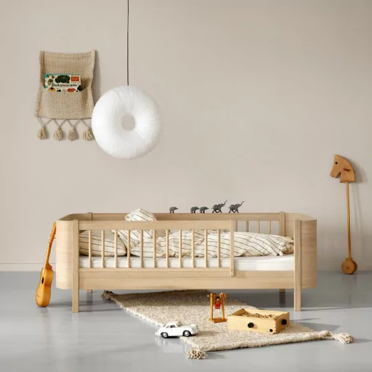 Lit junior dans une chambre