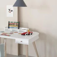 Bureau enfant blanc/chêne & chaise dans une chambre
