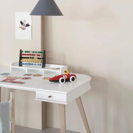 Bureau enfant blanc/chêne & chaise dans une chambre Bureau enfant blanc/chêne & chaise dans une chambre