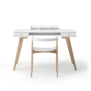 Bureau enfant blanc/chêne & chaise dans une chambre
