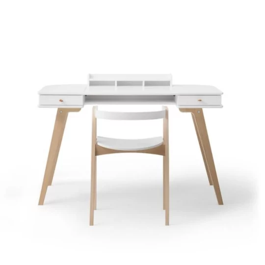 Bureau enfant blanc/chêne & chaise dans une chambre Bureau enfant blanc/chêne & chaise dans une chambre
