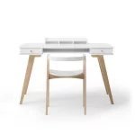 Bureau enfant blanc/chêne & chaise dans une chambre Bureau enfant blanc/chêne & chaise dans une chambre