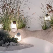 Lampe à poser Bird dans le sable ambiance